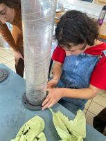 Olivia qui met de la pâte à joint