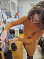 Chloé qui met du charbon actif dans un sachet