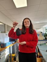 Inès et un sachet pour mettre du charbon actif