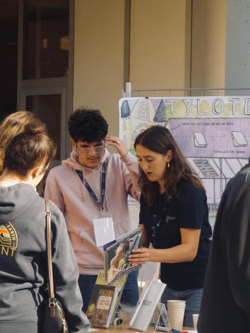 Chloé et Joseph qui expliquent ce qu'est la Low-Tech