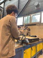 Joseph qui coupe une ardoise